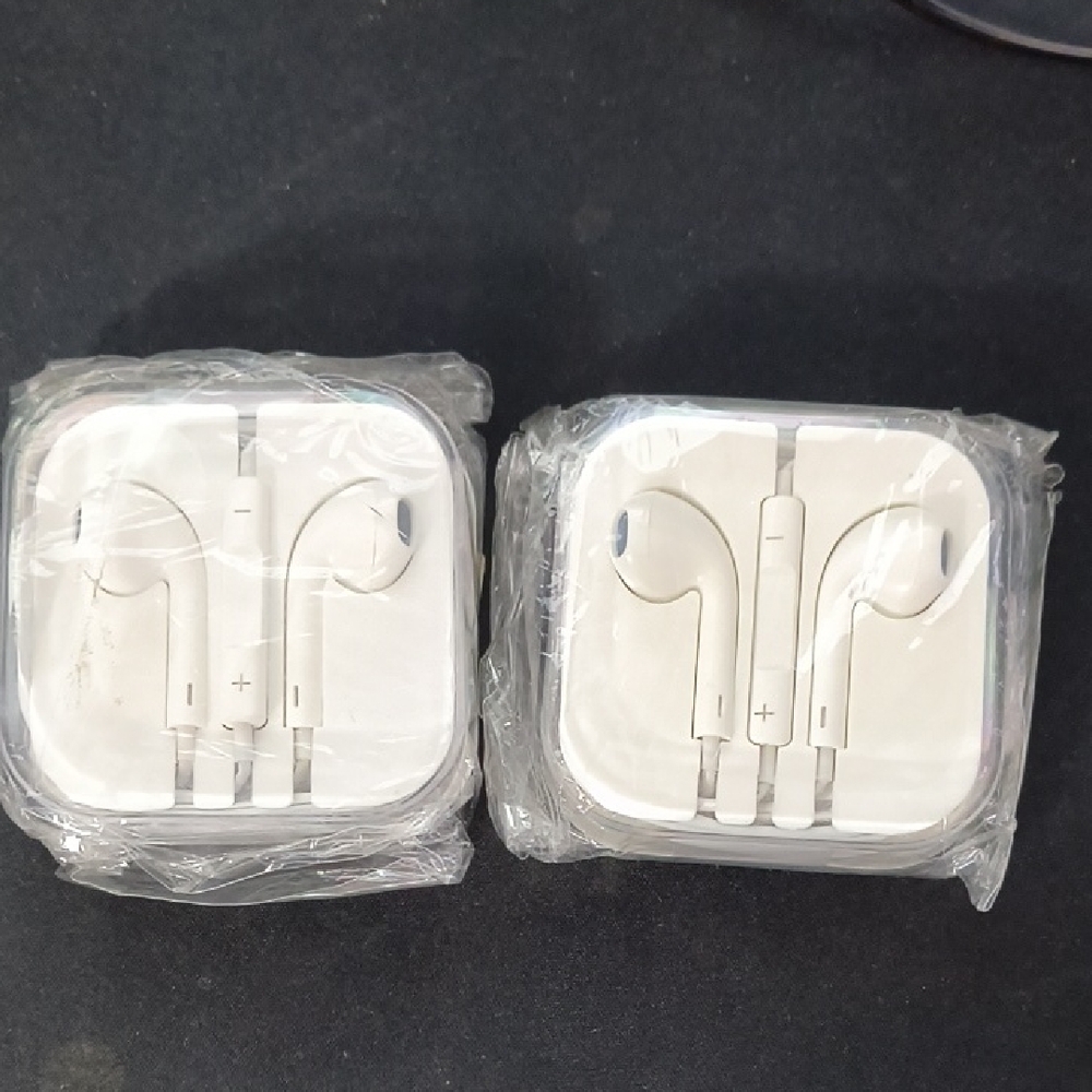 2 White Earbuds with 3.5 jack